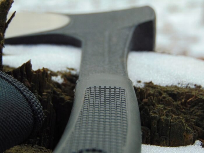 Plieninis kirvis su gumine rankena - Image 4