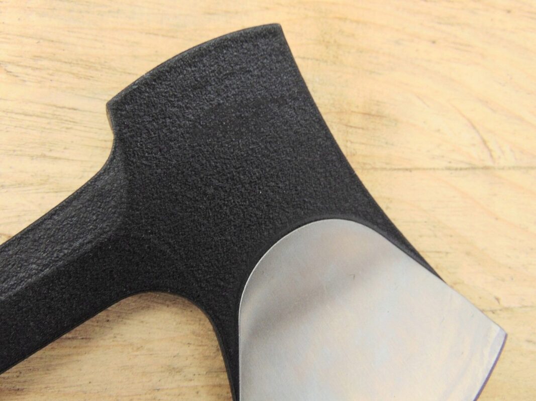 Plieninis kirvis su gumine rankena